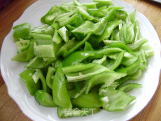 家常菜----尖椒炒干豆腐的做法步骤：1