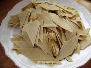 家常菜----尖椒炒干豆腐的做法步骤：2