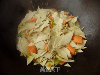 家常菜----尖椒炒干豆腐的做法步骤：5