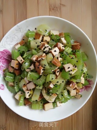 芹菜拌豆干的做法
