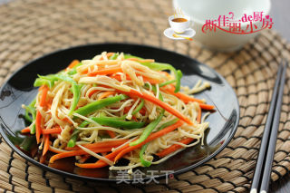 青椒胡萝卜炒金针菇的做法