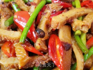 老干妈牛肚炒蒜苔的做法