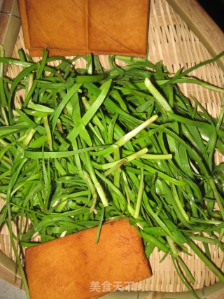 韭菜炒豆干的做法步骤：1