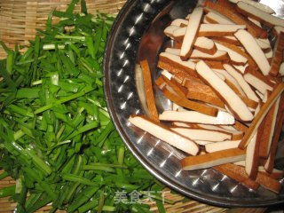 韭菜炒豆干的做法步骤：2