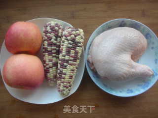 苹果玉米鸡肉汤的做法步骤：1