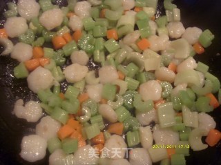 西芹虾仁的做法步骤：4