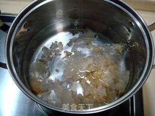 滋阴润燥清肺之“银耳莲子羹”的做法步骤：2