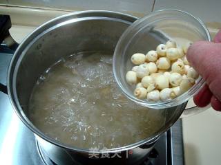 滋阴润燥清肺之“银耳莲子羹”的做法步骤：3