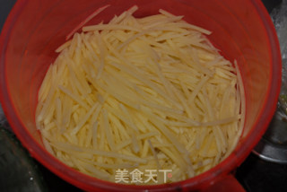 剁椒西芹土豆丝的做法步骤：1