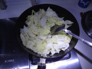 白菜炒豆腐泡的做法步骤：3
