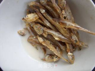 饭遭殃-------------鱼干小炒水晶皮的做法步骤：3