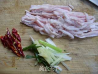 饭遭殃-------------鱼干小炒水晶皮的做法步骤：4