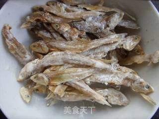 饭遭殃-------------鱼干小炒水晶皮的做法步骤：5