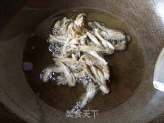 饭遭殃-------------鱼干小炒水晶皮的做法步骤：6