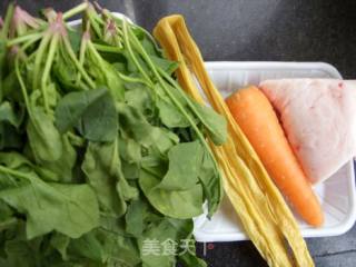 下饭小素菜------------油渣菠菜的做法步骤：1