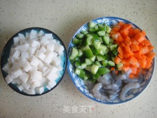 孩子爱吃的彩色年糕——鲜蔬虾球炒年糕的做法步骤：2