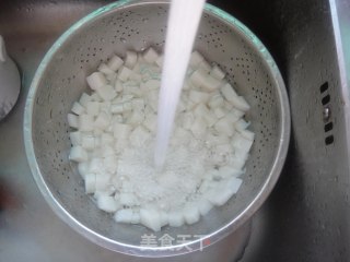 孩子爱吃的彩色年糕——鲜蔬虾球炒年糕的做法步骤：5
