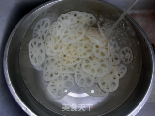 香辣葱油藕片的做法步骤：1