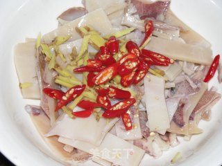酸菜鱿鱼汤的做法步骤：3