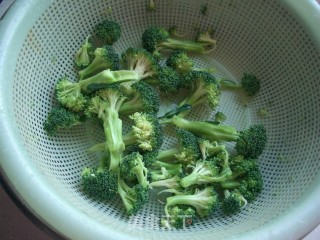 洋葱西兰花炒大虾的做法步骤：1