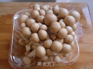 蟹味菇鱼头豆腐煲的做法步骤：1
