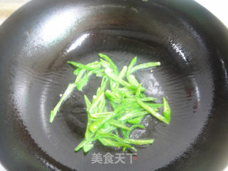 人人都会的一道家常小炒——青椒木耳土豆丝的做法步骤：4
