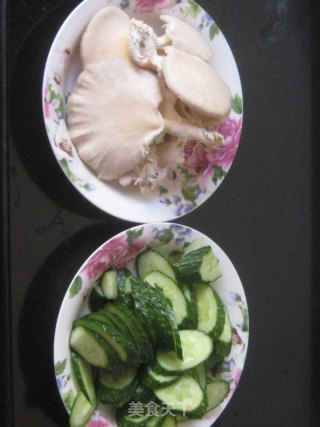 平菇炒黄瓜的做法步骤：1