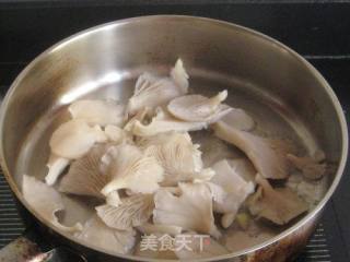 平菇炒黄瓜的做法步骤：2