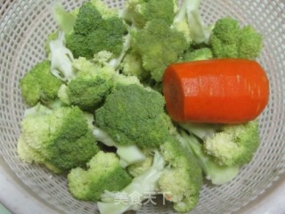 清炒西兰花的做法步骤：1