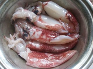 韭苔炒鱿鱼圈的做法步骤：1