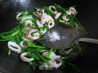 韭苔炒鱿鱼圈的做法步骤：7