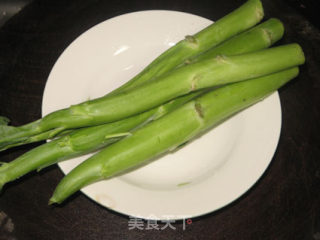 西冷牛肉扒芥蓝的做法步骤：1