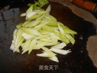 芹菜炒东风螺肉的做法步骤：2