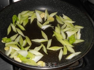 芹菜炒东风螺肉的做法步骤：5