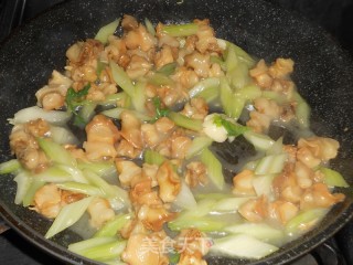 芹菜炒东风螺肉的做法步骤：7