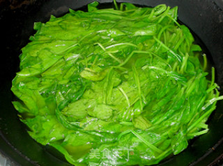 蒜泥姜茸菠菜塔的做法步骤：2