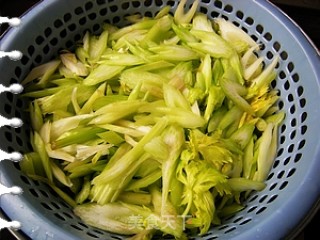 芹菜拌花生的做法步骤：1