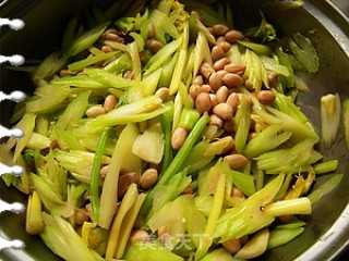 芹菜拌花生的做法步骤：7