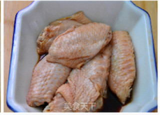 玫瑰腐乳鸡翅的做法步骤：1