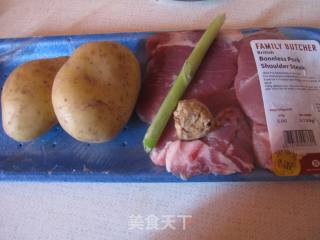 土豆烧猪肩肉的做法步骤：1