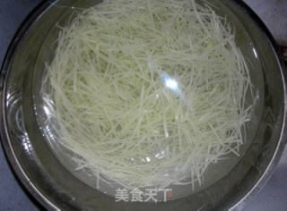 凉拌酸辣土豆丝的做法步骤：1