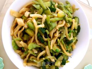 荷兰豆黄瓜炒手擀面的做法