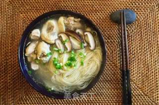 香菇鸡汤面的做法