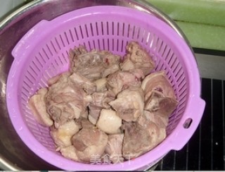 【初冬补热量】土豆炖鸭的做法步骤：2