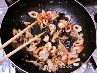 混搭的惊喜——沙茶什锦炒面的做法步骤：11