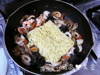 混搭的惊喜——沙茶什锦炒面的做法步骤：12