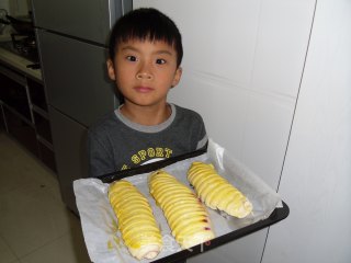 蓝莓豆沙毛毛虫面包的做法步骤：9
