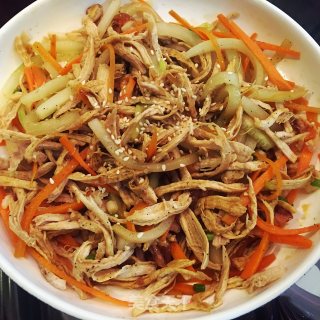 凉拌手撕鸡胸肉【高蛋白吃不胖的健身餐】的做法