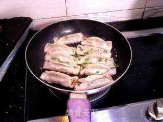 【Ta 唯一喜欢的面食】鲜味锅贴的做法步骤：12
