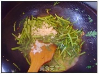 虾皮炒茼蒿的做法步骤：5